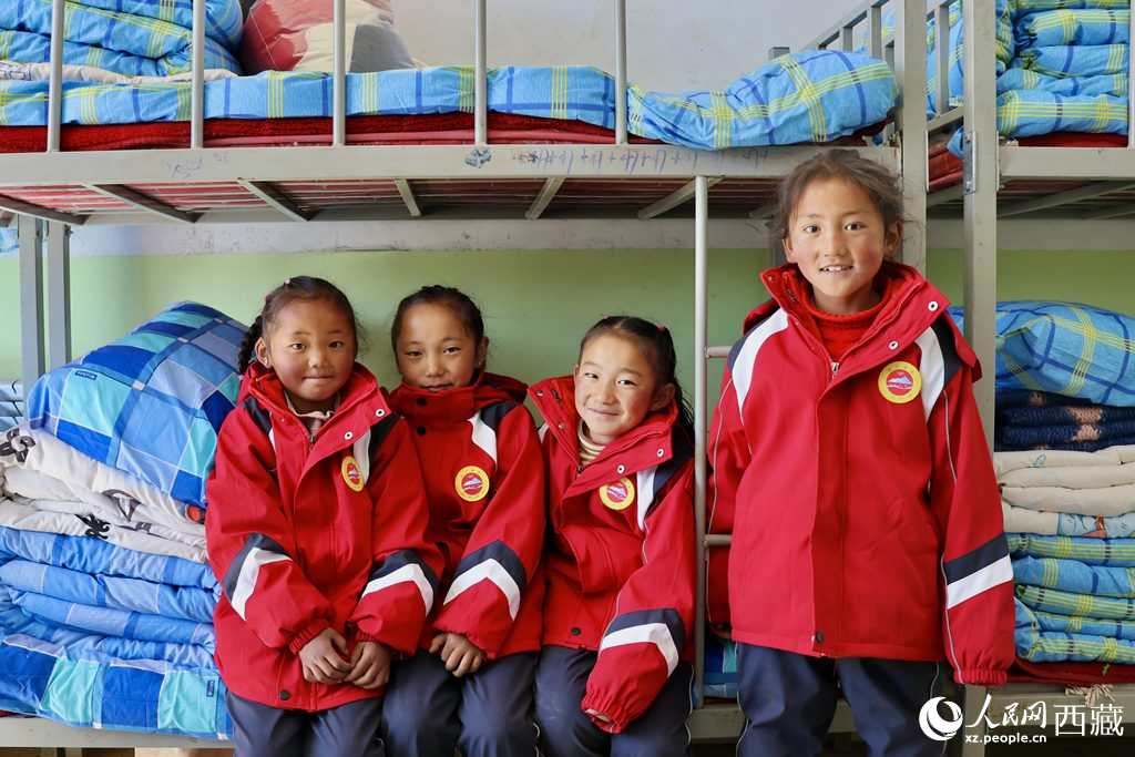 學(xué)生在定日縣第二小學(xué)分流安置點(diǎn)宿舍。人民日?qǐng)?bào)記者 鮮敢攝