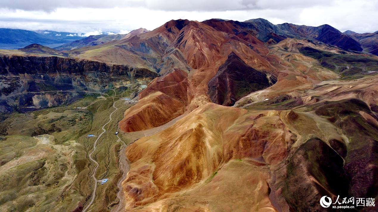 西藏阿里地區(qū)札達(dá)縣境內(nèi)的山丘，因大地礦石的緣故而變得色彩豐富，當(dāng)?shù)厝朔Q之為“五彩山”。