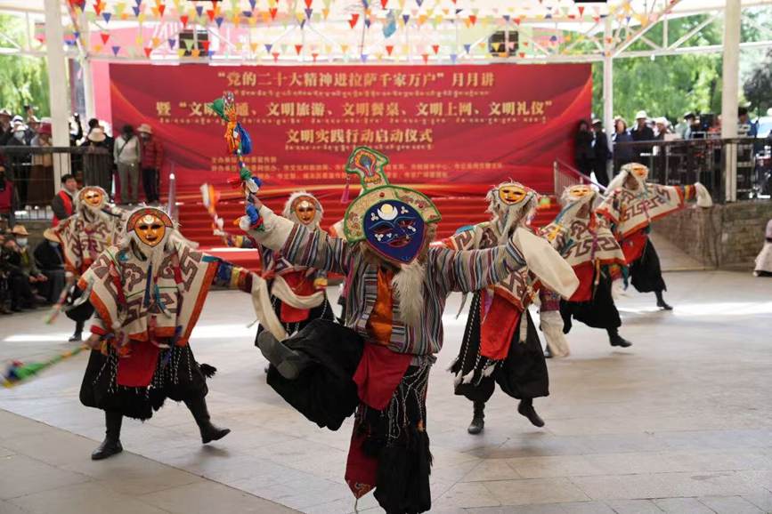 “黨的二十大精神進(jìn)拉薩千家萬戶”月月講暨“深化移風(fēng)易俗共建文明拉薩”文明實(shí)踐行動(dòng)啟動(dòng)儀式在龍王潭公園下沉廣場(chǎng)舉行