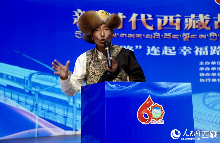 山南市隆子縣三安曲林鄉(xiāng)三林村黨支部副書記扎西次仁作分享報告。人民網(wǎng)記者 次仁羅布攝