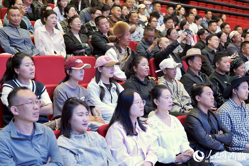 300余名干部職工、群眾代表在現(xiàn)場聆聽講座。人民網(wǎng)記者 次仁羅布攝