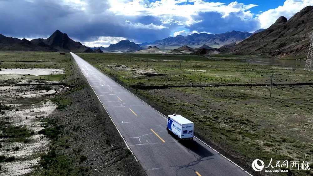 一輛無人快遞車正沿著定日縣通往扎果鄉(xiāng)的道路平穩(wěn)行駛。人民日報記者 鮮敢攝