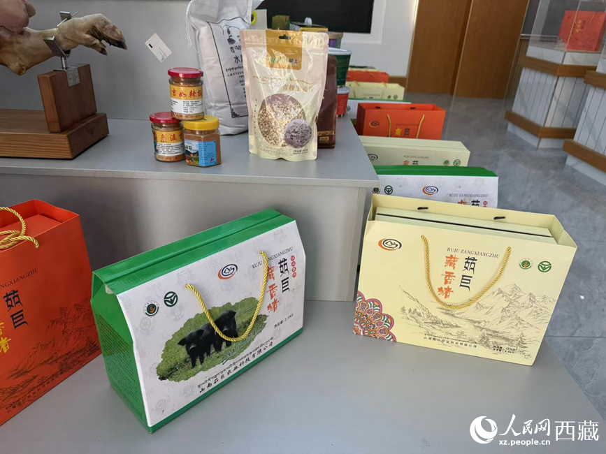 茹巨藏香豬禮盒。羅雨欣攝