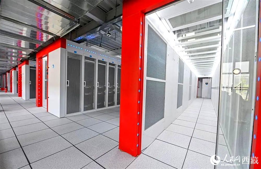 西藏“雅江1號(hào)”人工智能先進(jìn)計(jì)算中心機(jī)房。人民日報(bào)記者 鮮敢攝