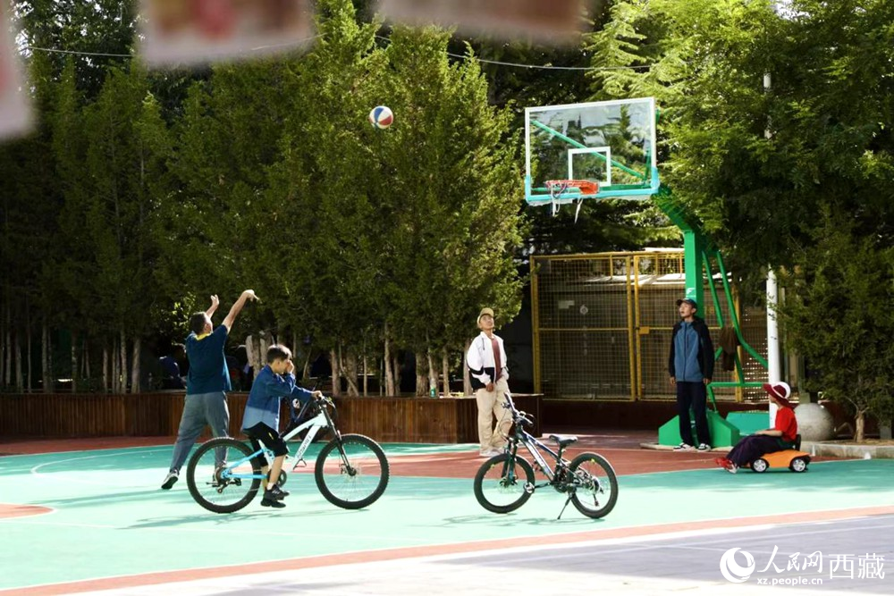 孩子們?cè)谏鐓^(qū)享受運(yùn)動(dòng)時(shí)光。人民網(wǎng)記者 次仁羅布攝