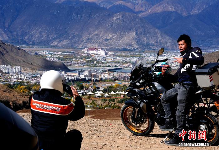 西藏拉薩游客與布達(dá)拉宮“同框”