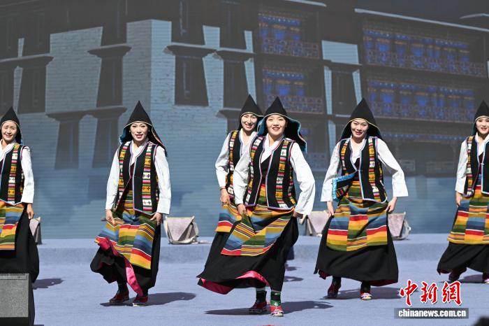 西藏“大地歡歌格?；ㄑ莩黾尽被菝裱莩鼍`放基層文化活力