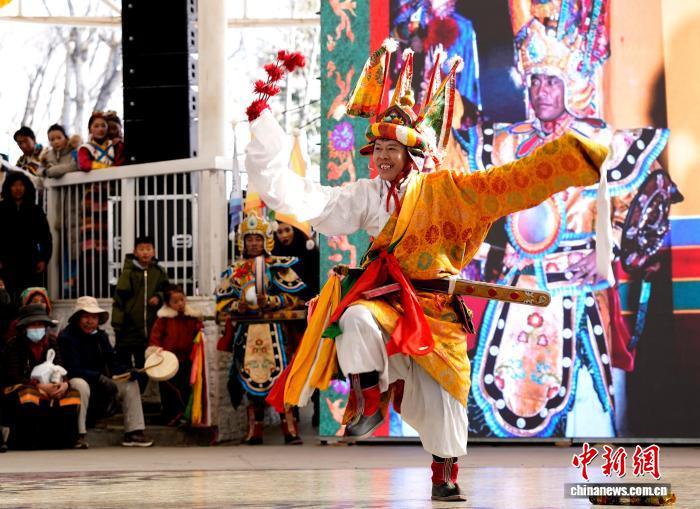 西藏拉薩:布達(dá)拉宮腳下上演服飾秀