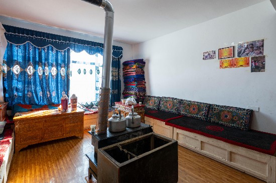 次仁普尺新家的客廳。人民網(wǎng)記者 翁奇羽攝