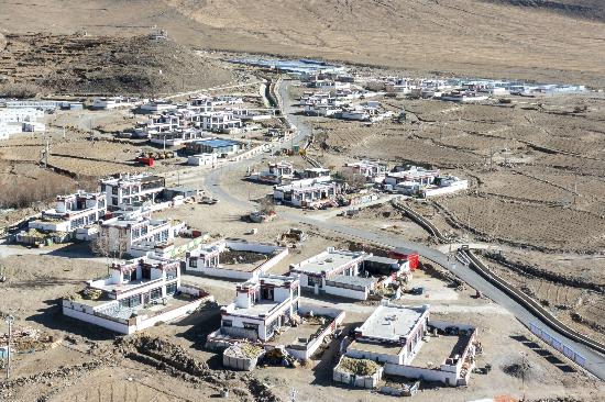 2025年12月11日，西藏定日縣長所鄉(xiāng)古榮村新貌。人民網(wǎng)記者 翁奇羽攝