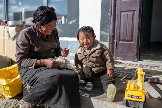 次仁普尺的媽媽在院子里做家務(wù)。人民網(wǎng)記者 翁奇羽攝