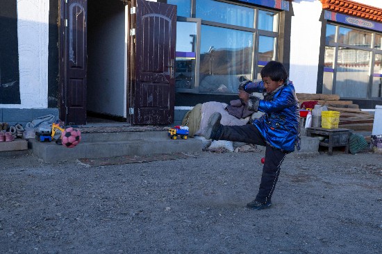 次仁普尺的弟弟在院子里玩耍。人民網(wǎng)記者 翁奇羽攝