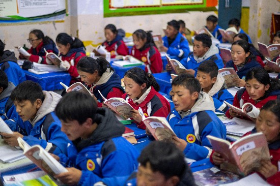 央金和同學(xué)們?cè)诮淌抑猩险n。人民網(wǎng)記者 翁奇羽攝