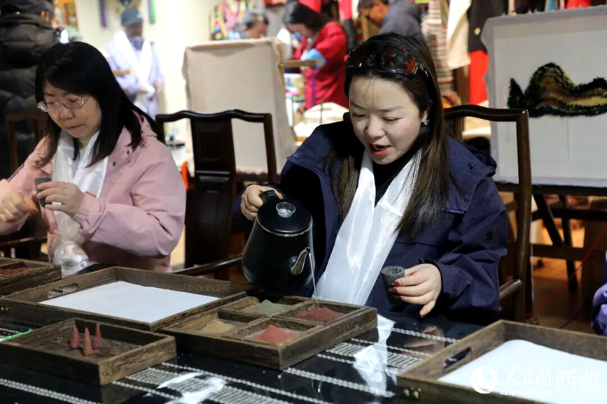 游客在“雅礱里”文化藝術(shù)街區(qū)非遺展館體驗制作藏香。在工作人員的指導(dǎo)下，游客親手揉搓香泥、壓制成型，感受藏族傳統(tǒng)非遺技藝的魅力。人民網(wǎng)記者 吳雨仁攝
