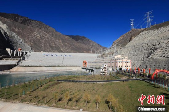 圖為金沙江上游蘇洼龍水電站?！⊥趵?攝