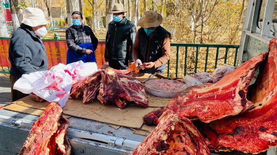 圖為市民正在買牛肉，本報(bào)記者 格桑倫珠攝(3737723)-20221201105107(1).jpg