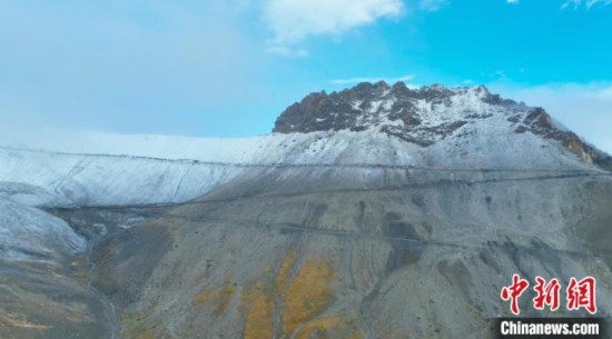 圖為邊壩縣降雪時(shí)夏貢拉山段路況?！∵厜慰h融媒體中心供圖