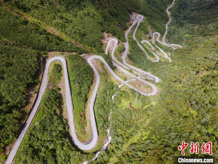 圖為西藏山南錯那縣的盤山公路，錯那縣被命名為全國“四好農(nóng)村路”示范縣?！〗w波 攝