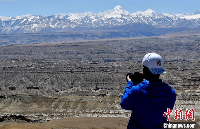 4月5日，游客在觀(guān)景臺(tái)拍攝札達(dá)土林?！±盍?攝