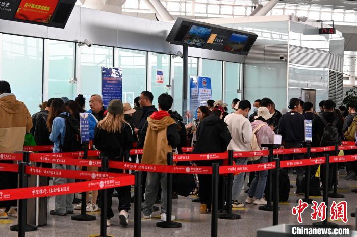 圖為“五一”期間，拉薩貢嘎機(jī)場旅客密集出行?！≡黝D珠 攝