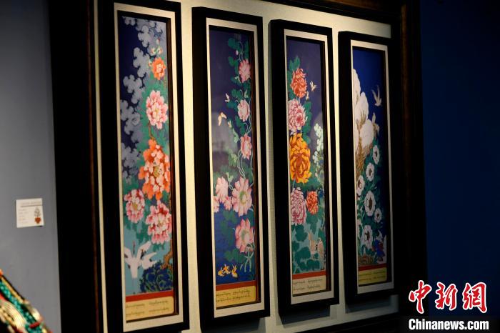 圖為5月16日，展覽中新創(chuàng)唐卡作品《四季花》?！±盍?攝