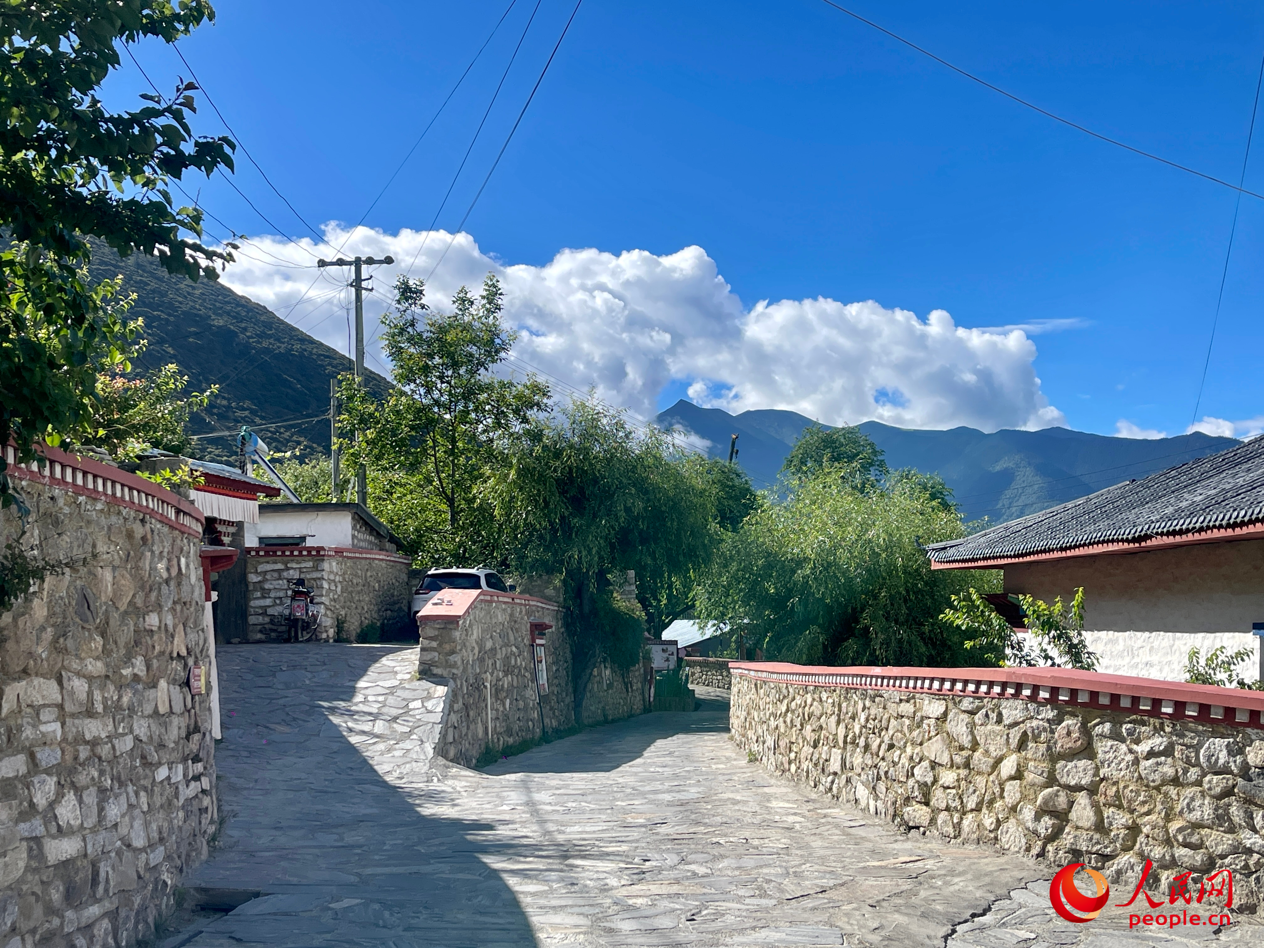 嘎拉村的村貌。人民網(wǎng) 周靜圓攝