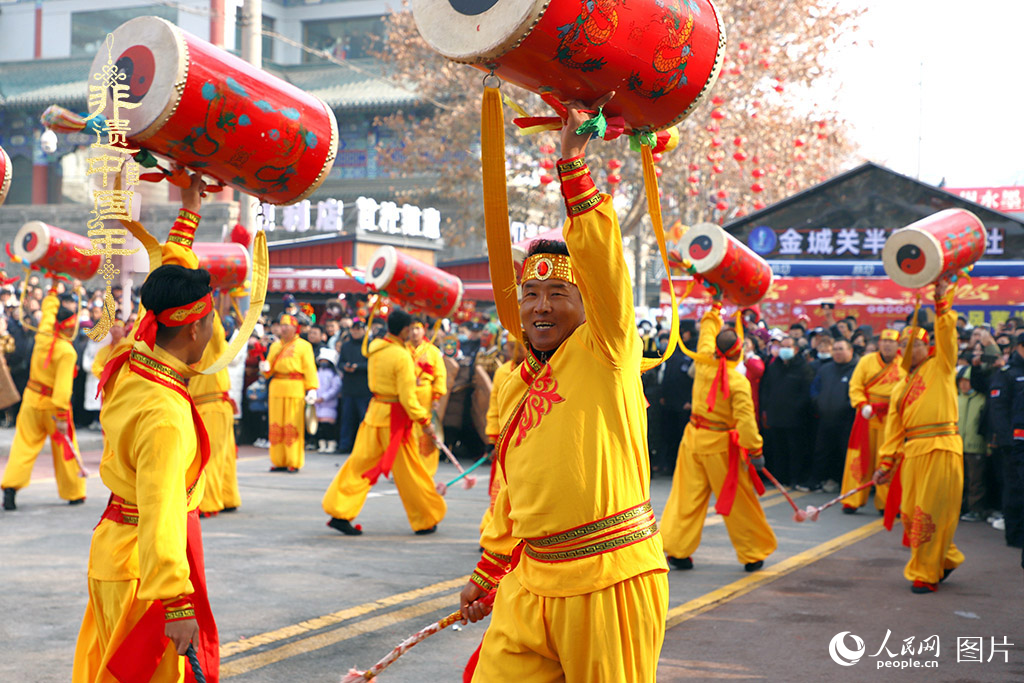 2025年1月29日，蘭州太平鼓、舞獅、軍儺、秦腔等精彩的蘭州市經(jīng)典非物質文化遺產(chǎn)代表性項目在金城關黃河文化旅游街區(qū)廣場集中亮相。人民網(wǎng)記者 焦隆攝