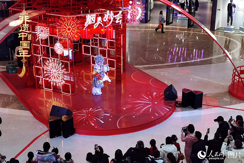 2025年1月29日，大年初一，吉林省京劇團亮相長春“煙火妙會”，演員們用的精湛技藝，為市民呈上一場韻味悠長的視聽盛宴，一招一式盡顯京劇魅力?，F(xiàn)場還進行了京劇知識科普，讓傳統(tǒng)文化在互動中 “活” 起來，為新春佳節(jié)增添了一抹濃厚的文化底色 。人民網(wǎng)記者 王帝元攝
