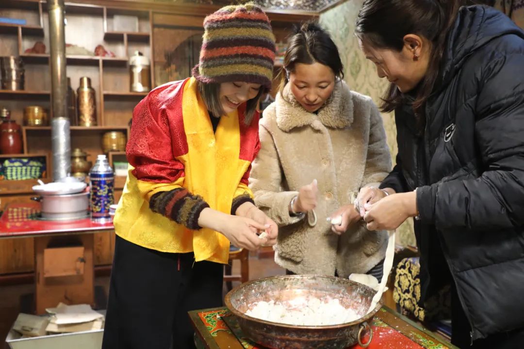 游客體驗(yàn)制作“古突”。巴桑卓嘎攝