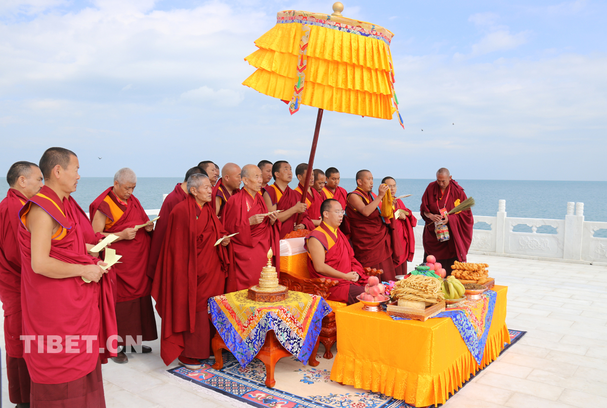 班禪大師在青海湖邊的祭湖臺前誦經(jīng)祈禱。攝影： 噶哇扎西.jpg