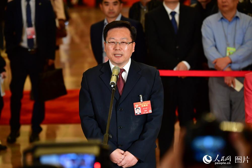 全國政協(xié)委員、中國聯(lián)通研究院院長張云勇接受記者采訪。