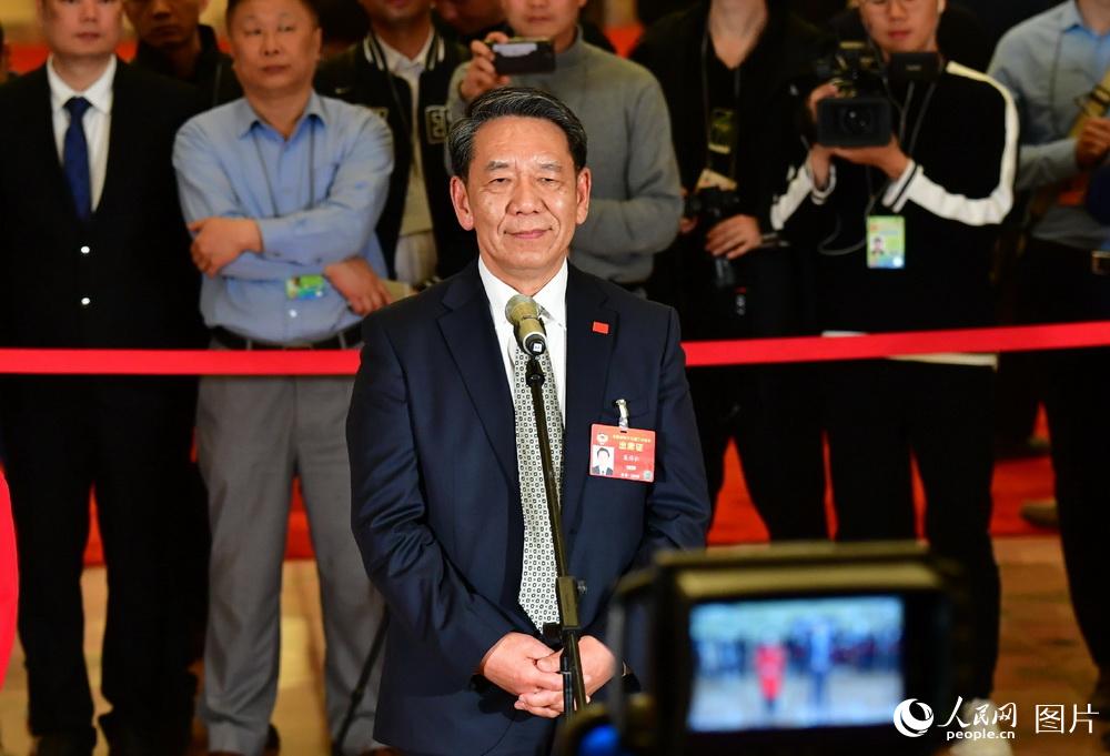 全國政協(xié)委員、中國探月工程總設計師吳偉仁接受記者采訪。