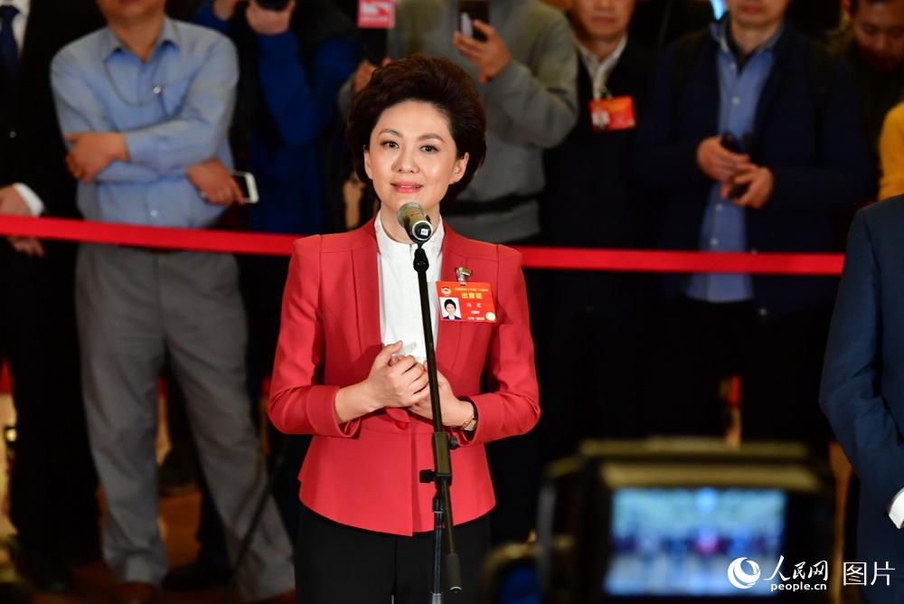 全國政協(xié)委員、中央廣播電視總臺央視新聞主播海霞接受記者采訪。