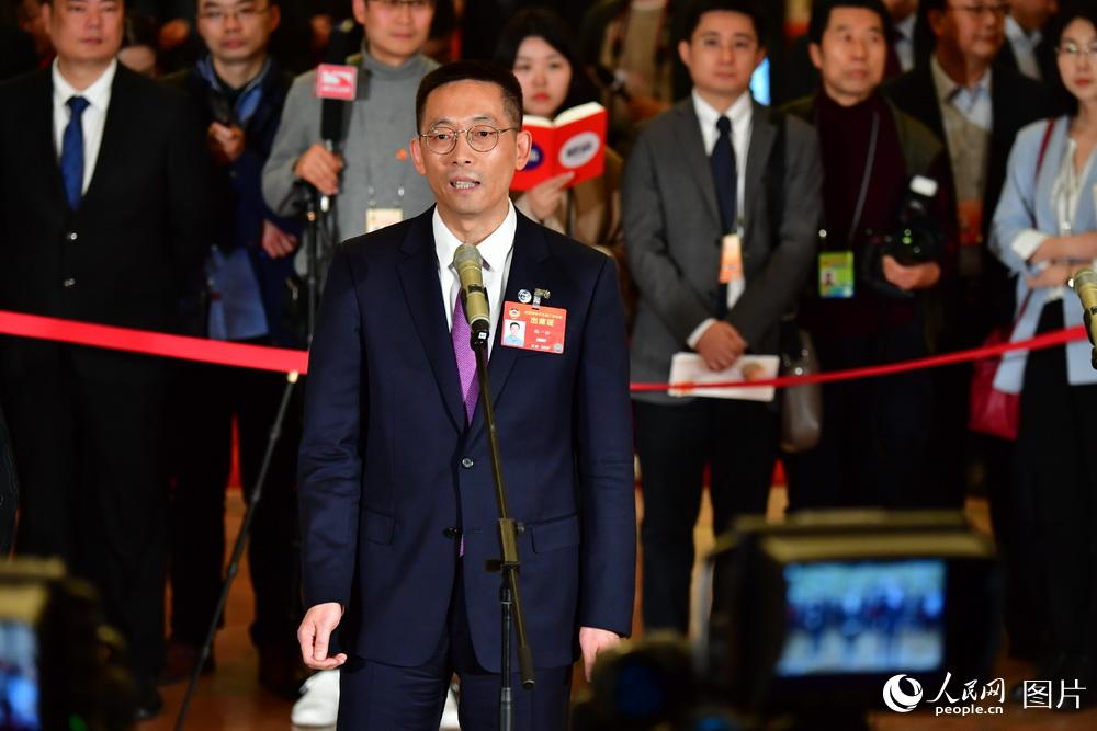 全國政協(xié)委員、西湖大學(xué)校長施一公接受記者采訪。