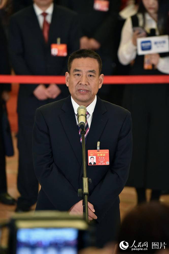 全國人大代表、河南遠(yuǎn)東生物工程公司技術(shù)部部長黨永富回答記者提問。