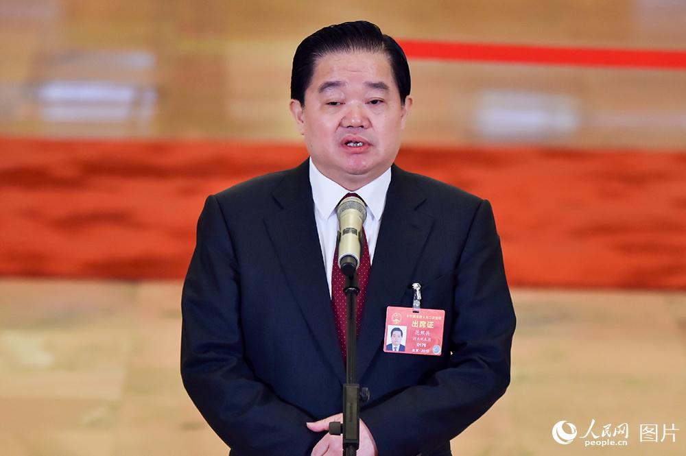 全國人大代表、河北省人大常委會(huì)黨組書記、常務(wù)副主任范照兵。