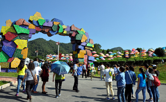 湄潭縣茶旅一體助農(nóng)增收。圖為湄潭“七彩部落”景區(qū) 瞿欣含攝_副本.jpg
