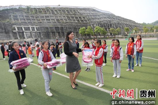 修文縣組織搬遷戶子女開展戶外拓展活動(dòng)，捐贈(zèng)愛心物資。