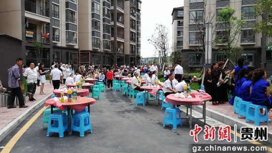 烏當(dāng)區(qū)“感黨恩聽黨話跟黨走”暨易地扶貧搬遷“共筑行動(dòng)”啟動(dòng)儀式長桌宴布置現(xiàn)場。