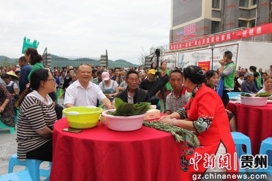 息烽縣領(lǐng)導(dǎo)群眾共度2019年端午節(jié)。