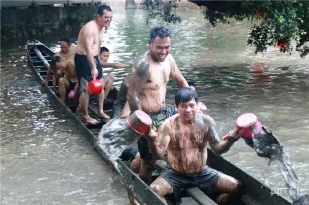 場(chǎng)面震撼！中國(guó)龍舟之鄉(xiāng)順德舉行起龍儀式