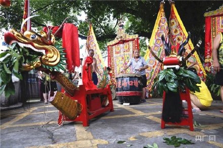 場(chǎng)面震撼！中國(guó)龍舟之鄉(xiāng)順德舉行起龍儀式