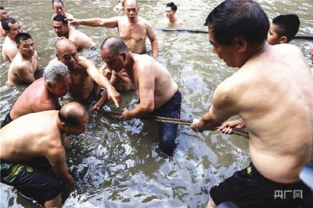 場(chǎng)面震撼！中國(guó)龍舟之鄉(xiāng)順德舉行起龍儀式