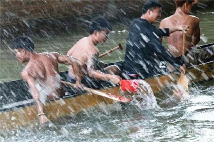 場(chǎng)面震撼！中國(guó)龍舟之鄉(xiāng)順德舉行起龍儀式