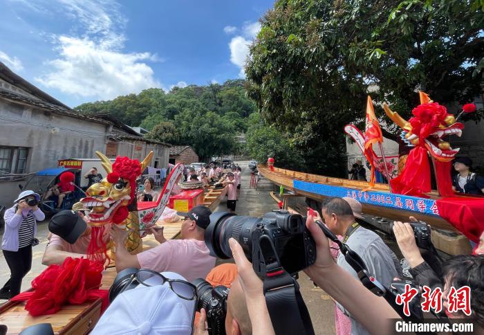 圖為5月29日，長(zhǎng)樂(lè)江田鎮(zhèn)村民為即將入水的新龍舟安裝龍頭?！埍?攝