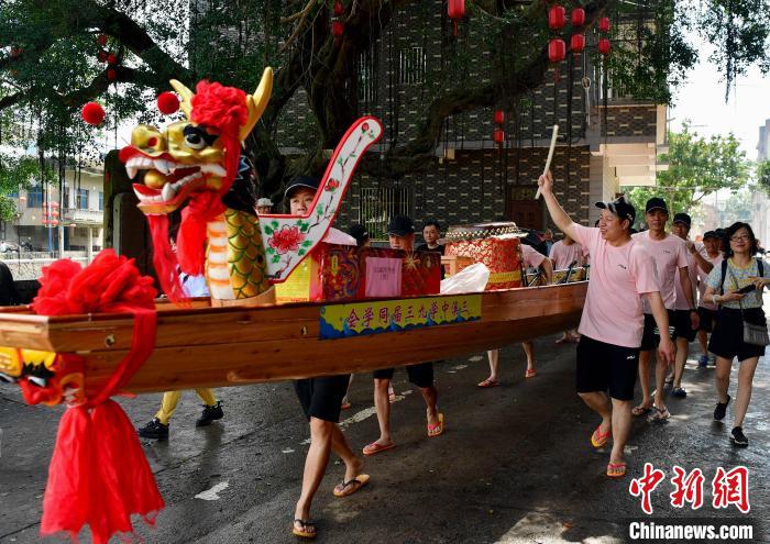 圖為5月29日，長(zhǎng)樂(lè)江田鎮(zhèn)村民們推著新龍舟前行?！埍?攝