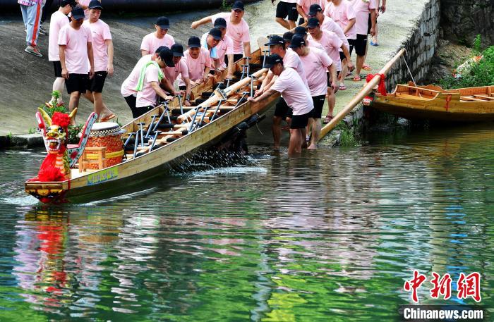 圖為5月29日，長(zhǎng)樂(lè)江田鎮(zhèn)村民們齊力推新龍舟下水?！埍?攝