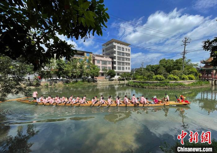 圖為5月29日，長(zhǎng)樂(lè)江田鎮(zhèn)新龍舟入水后在水中劃行?！埍?攝