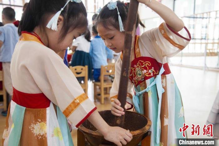 圖為小朋友們參加“將樂擂茶”制作。　董觀生 攝