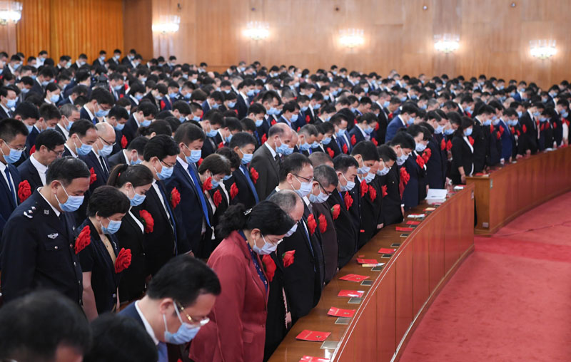 2020年9月8日上午，全國(guó)抗擊新冠肺炎疫情表彰大會(huì)在北京人民大會(huì)堂隆重舉行。這是全場(chǎng)肅立，向新冠肺炎疫情犧牲烈士和逝世同胞默哀。